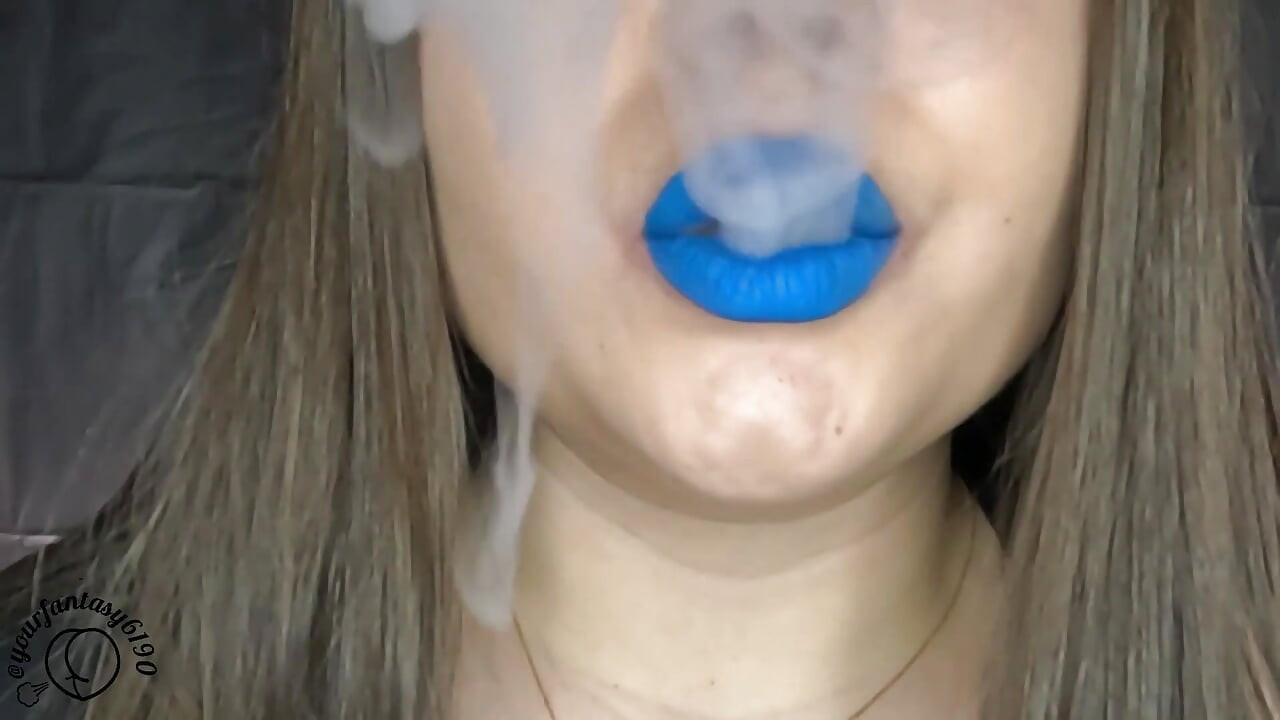 Vaping zblízka s modrou rtěnkou