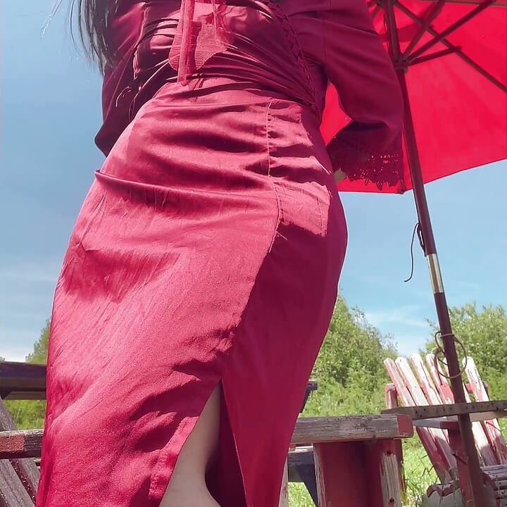 Angel Nake sexy pe scaunul afară