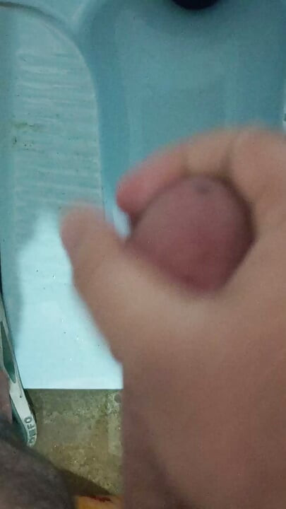 내 첫 자위인데 큰 콜라로 기분이 좋아