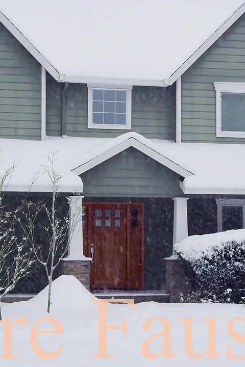 授乳しながら私の大人の乳首を吸ったり噛んだり