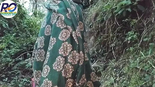Ich ging einen spaziergang im dschungel desi-dorf und ich hob meine sari hoch und zeigte meinen arsch, brüste und muschi und eingeführt m
