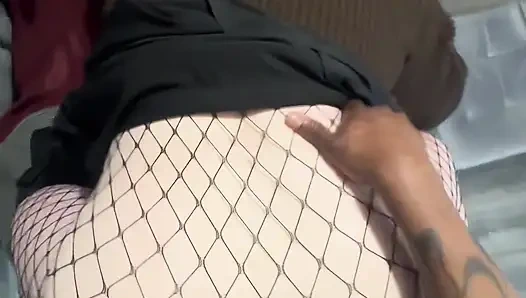 Manajerku mergokin aku lagi asik masturbasi dan besar pria kulit hitam ini dengan ganas