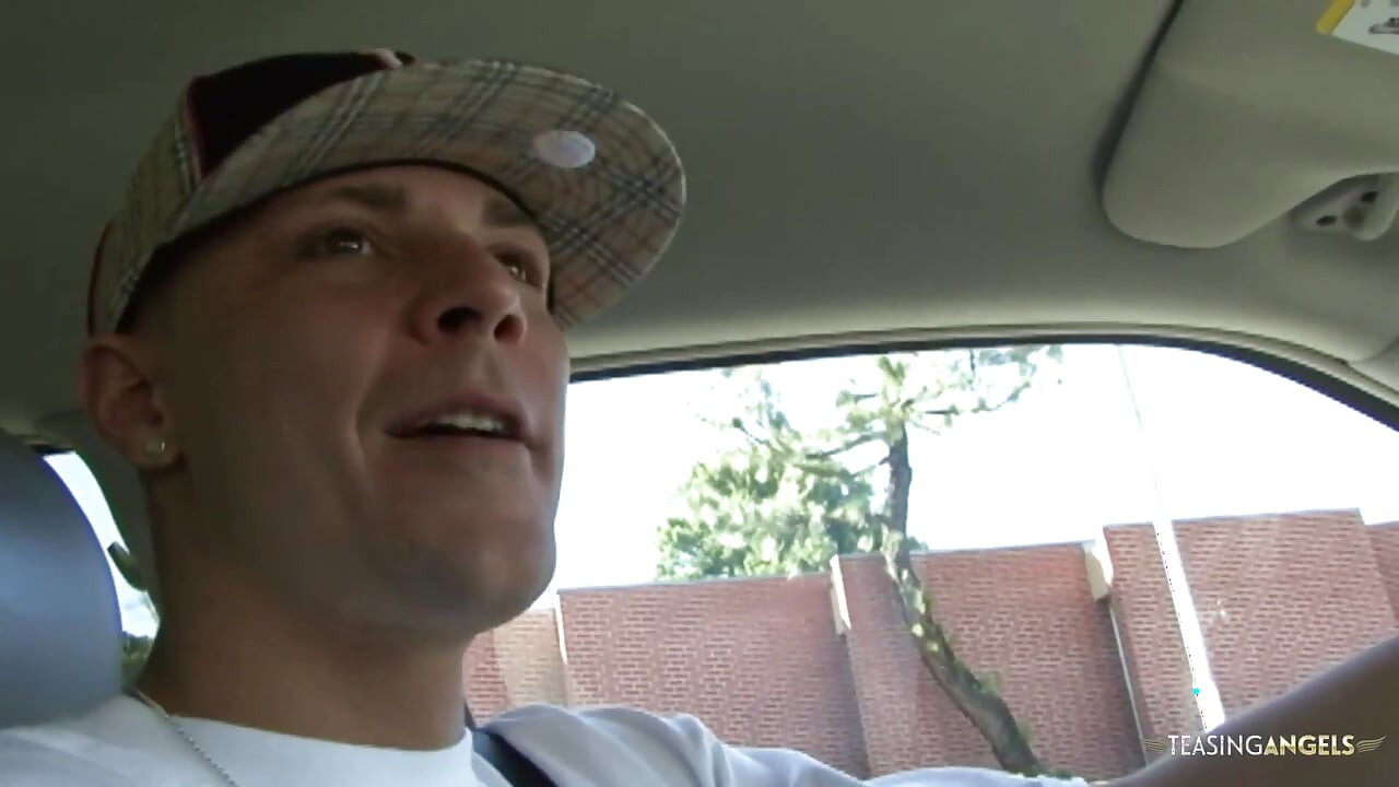 Un străin drăguț o ajută pe blondă dându-i o călărire și zdrobindu-și pizda