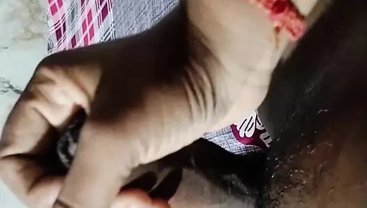 Моя сводная сестра увидела, как я🍆 ударяю, а затем прокатился на землю.