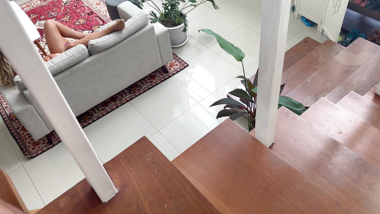Bạn cùng phòng dày mới của tôi bị bắt gặp đang thủ dâm trên đi văng