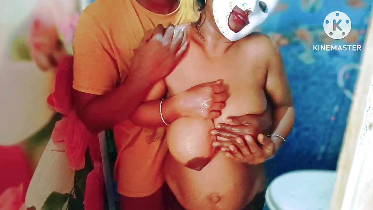 Sexy Desi meisje met enorme tieten gaf een hete pijpbeurt voor zijn vriendje in de badkamer en hij komt klaar op haar haar
