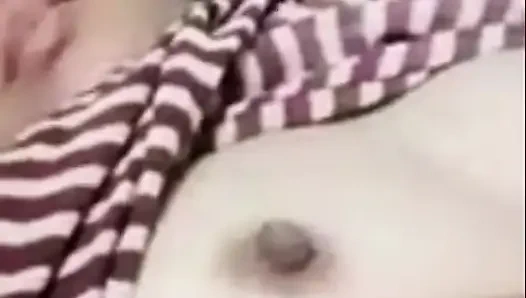 Stieftante Sanjay masturbiert zum stöhnen