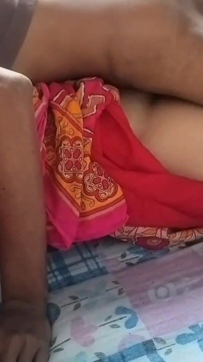 Emotivni trenutak iz "Bengali Desi Bhabhi Outdoor Chudai Devar Ke Saath crveni saree glavni (službeni video Villagesex91 )"