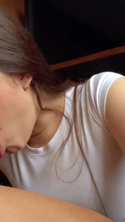 Χαριτωμένη λατίνα νεαρή παίρνει βαθιά το λαιμό της μεγάλης πούτσας πριν τα καταπιεί όλα | Κλιπ 1