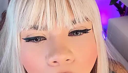 Blowjob ceroboh dengan banyak air liur, tenggorokan dalam di pov