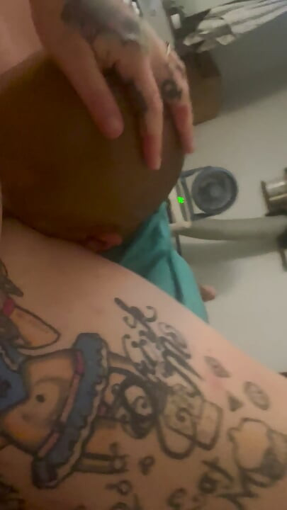 Sexy latino man eet mooie getatoeëerde vrouwen
