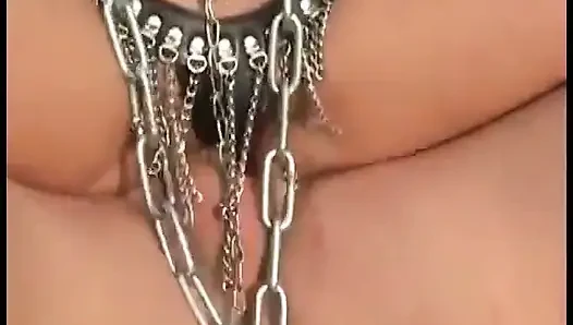 Dua cewek unggul dientot kontol sampai dalam banget di dalam memek di luar ruangan
