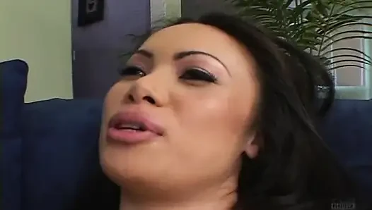 Pelacur kurus mengerang saat menunggangi kontol besar di sofa