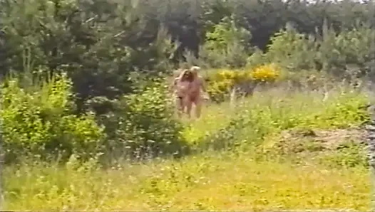 Esmer hatun açık havada amcık yiyor ve sert sikişiyor