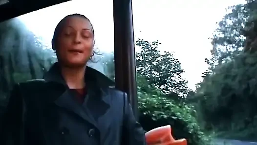 Esmer amatör oyuncakla kıllı amcığı parmaklıyor