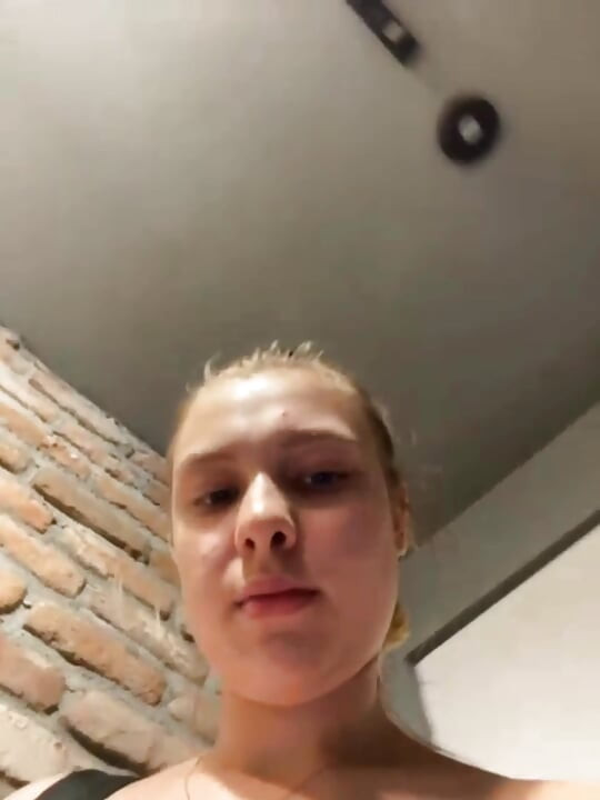 Menina com tesão fodendo em academia pública