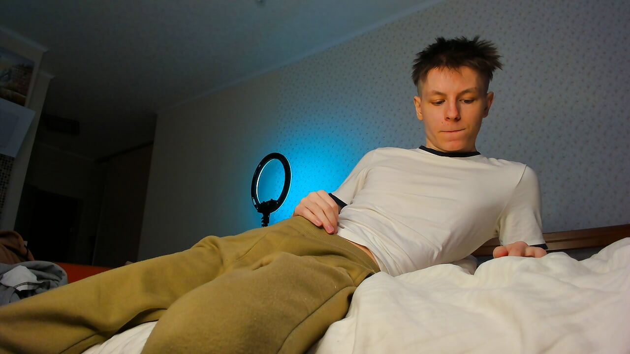 Пост-ореховая чувствительность к пытке, симпатичная 18-летняя твинк стонет