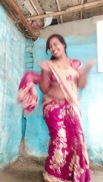Aunty hot dance navel