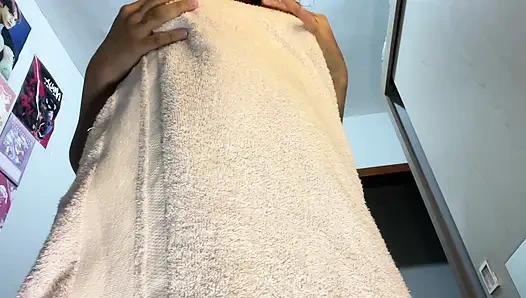 Nach der dusche mit behaarter muschi spielen