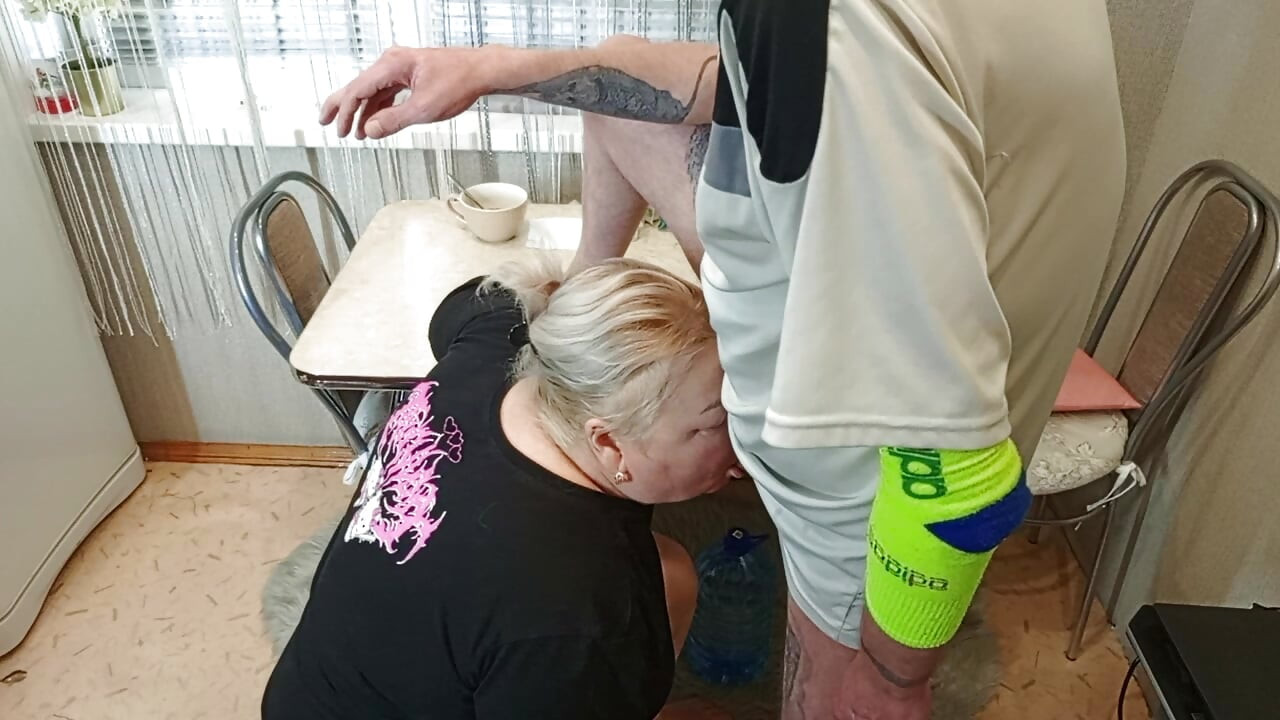på eftermiddagen knullar jag min granne i munnen i köket och sperma