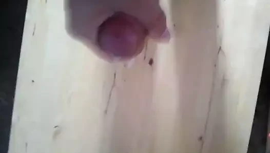 Mein Penis spritzt seinen Saft auf den Tisch