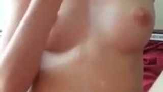 Asiático masturbación con la mano divertido