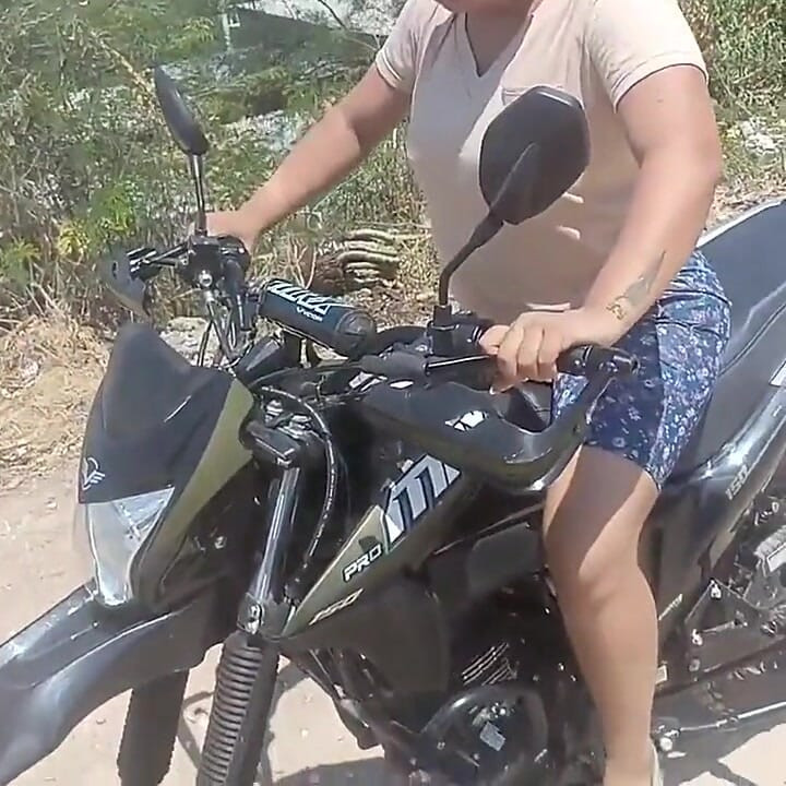 Komşum motosiklete binemiyor ama yarağımı pantolonundan çıkaramıyor!