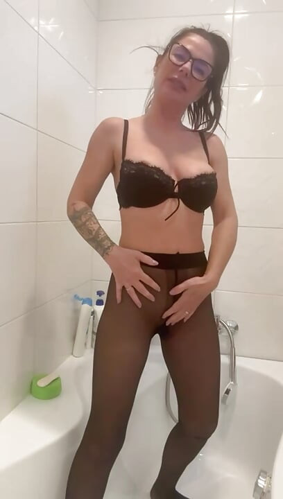 PISSING THROUGH MY PANTYHOSE,THEN I FUCK MY MILF PUSSY WITH BIG DILDO