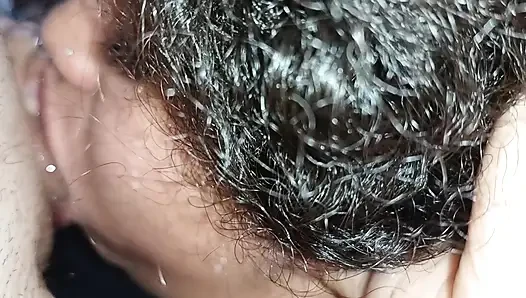 Açgözlü bir sürtüğün güzel dudaklarına boşalıyor