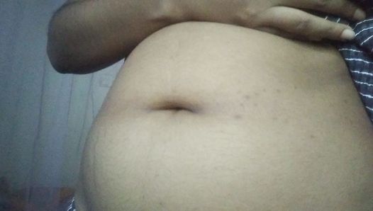 Une tatie indienne mallu montre ses seins et joue seule 11