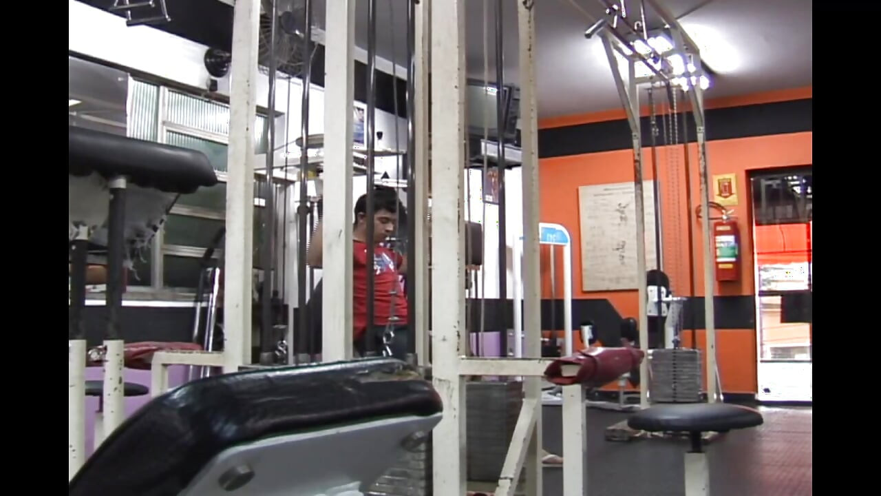 Spor salonunda sert eşcinsel sikişi, ıslak göt deliği yalama ve ağır sikiş