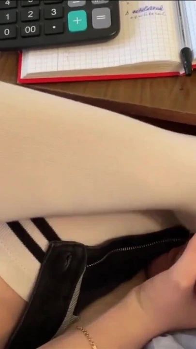 桌子下的女学生打手枪：我会记住的课 |剪辑 1