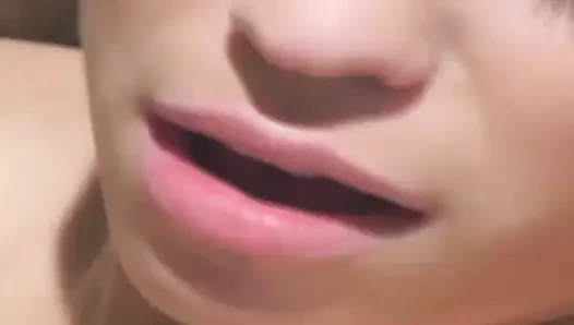 Memek cewek kurus rambut cokelat ini dijilat dan di-fingering habis-habisan