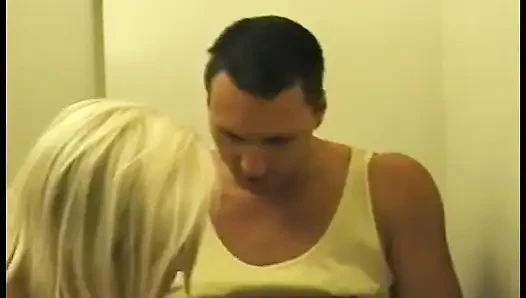 Kathy jones si cewek hot rambut pirang lagi asik ngentot sama cowok berondong sambil jongkok di rumah