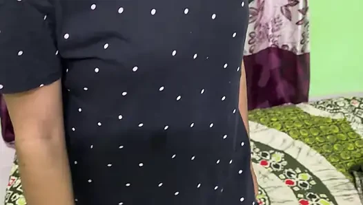 Bhabhi mengganti gaunnya ketika aku melihatnya