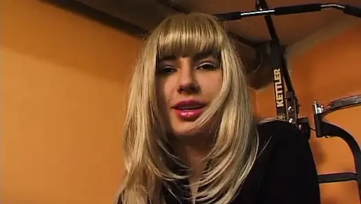 Süßes blondes küken lutscht harten schwanz beim casting