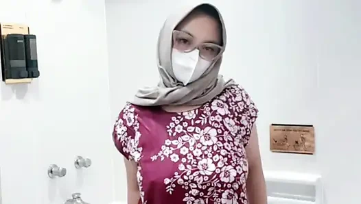 Fontäne eines mädchens in einem batik-daster-kleid