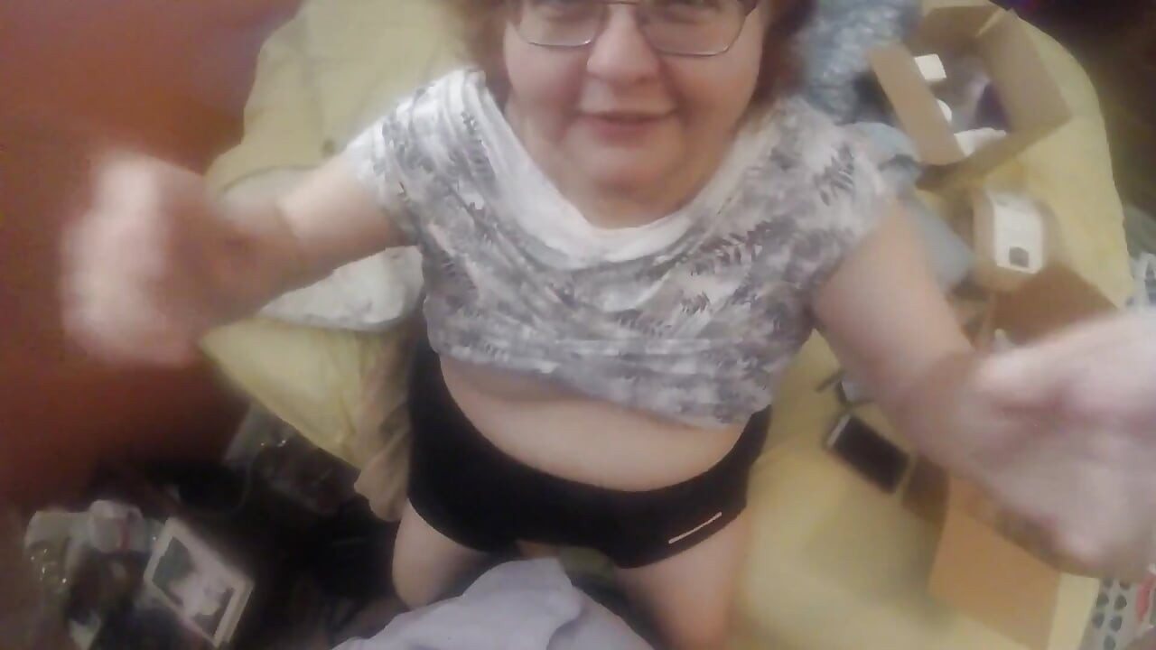 Grandota juega con su coño y chupa la polla descuidada caliente