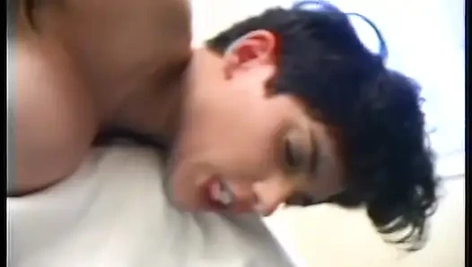 İki seksi esmer birbirlerinin göt deliğini oynuyor