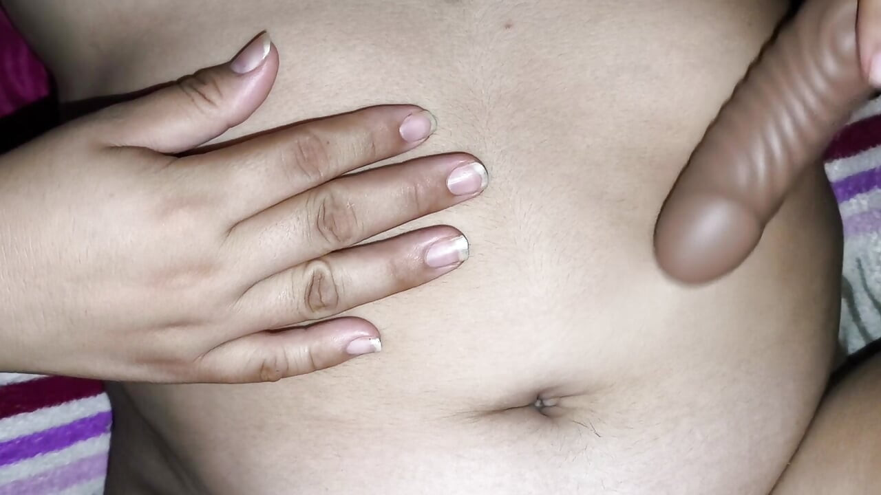 Cuplu de amatori care face sex și încearcă jucării sexuale
