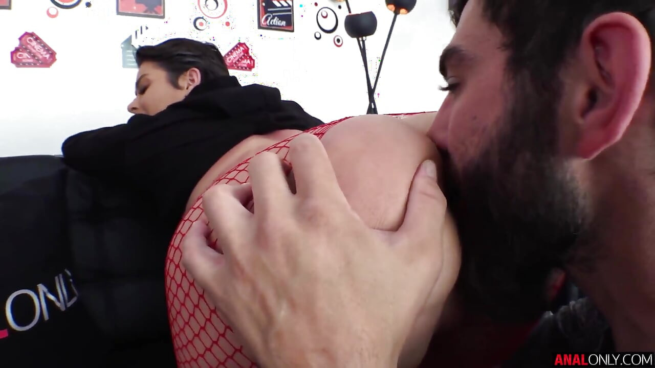 Шаловливой Nicole нужен анал