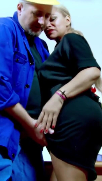 परिपक्व लैटिना कामकाजी लड़की की उसके कर्मचारी द्वारा चुदाई । क्लिप 1