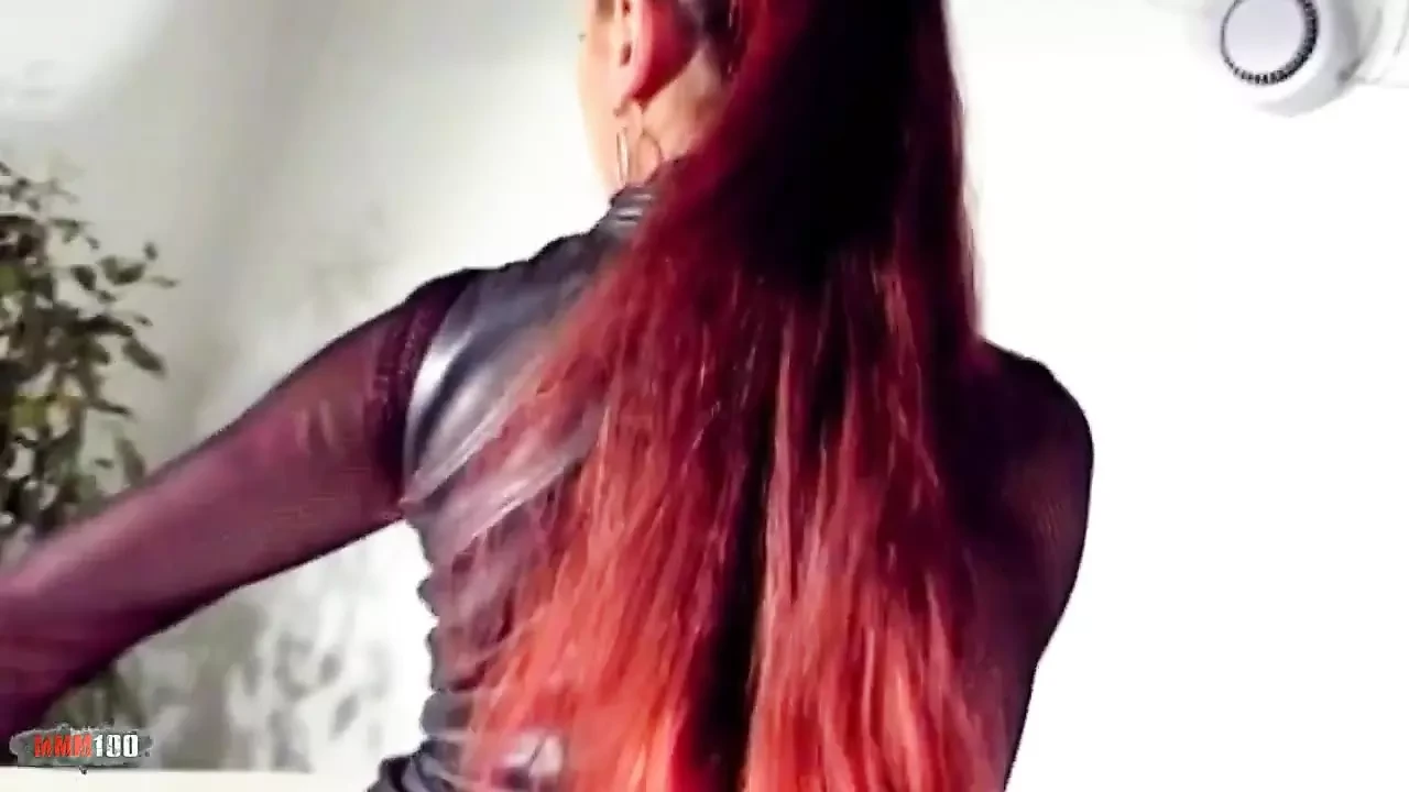Fanny: Mogen latinsk slampa i pvc strippning med en piska