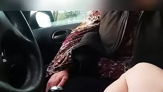 Бабушка сосет мой хуй в моей машине