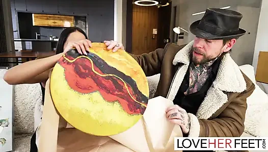 Татуированную Vixen Nomi Melone отшпилили после поклонения ступням