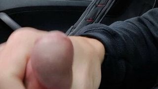Zoveel sperma waardoor mijn hand in de auto druppelt