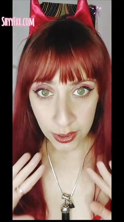 Shyyfxx nöyryytti tätä lyhyttä kullia hänen pyynnöstään! JOI Femdom