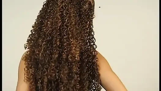 Heißes mädchen strippt und masturbiert für uns