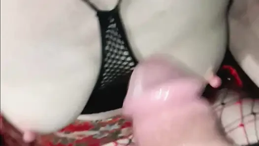 Istri nakal bertopeng lagi asik nyepong kontol