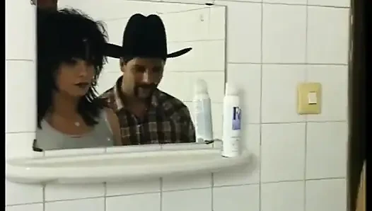 Der enge arschloch-gott der brünette wurde im badezimmer gepflügt